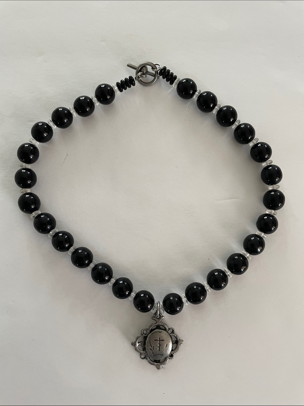 VTG: Black Natural Onyx Stone Beaded Necklace Silver Cross Medallion & Clasp 17”
